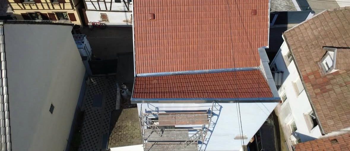 Réfection complète d'une toiture en tuiles, vue au drone