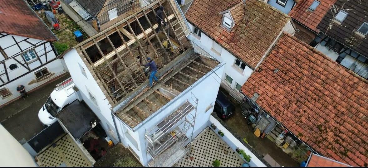 Charpente reprise à nu en cours de rénovation, vue au drone