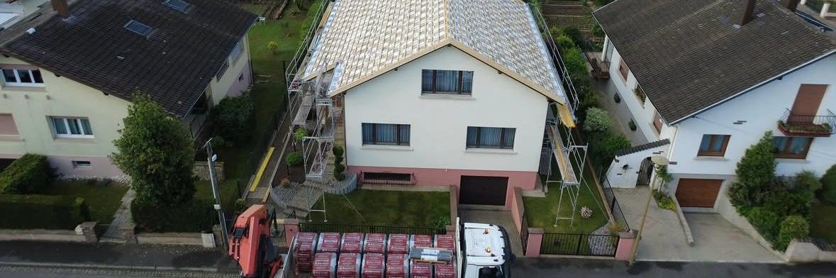 Isolation de toiture par l'extérieur puis couverture neuve, vue au drone — avant travaux
