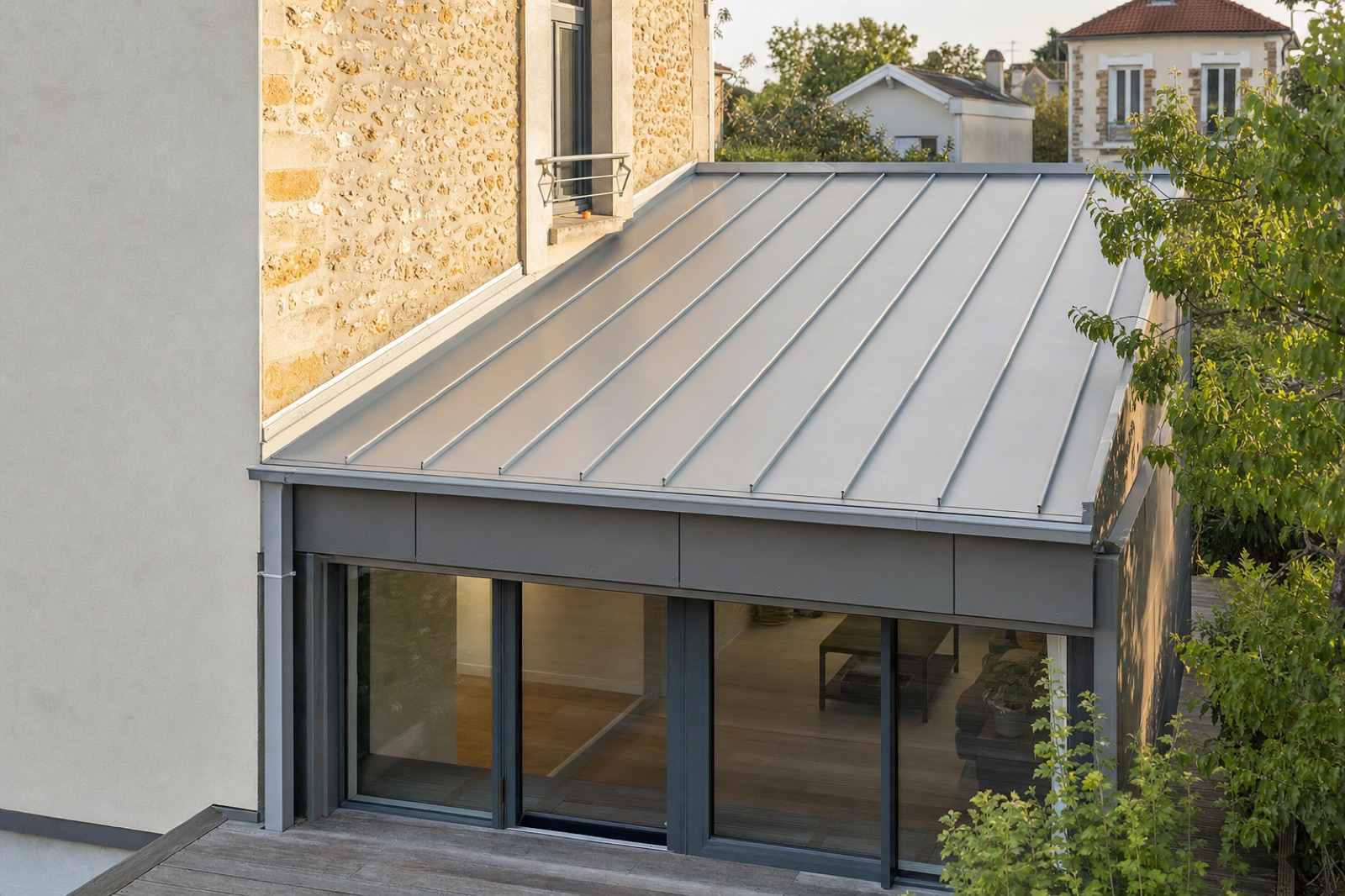 Toiture en zinc à joint debout sur extension moderne